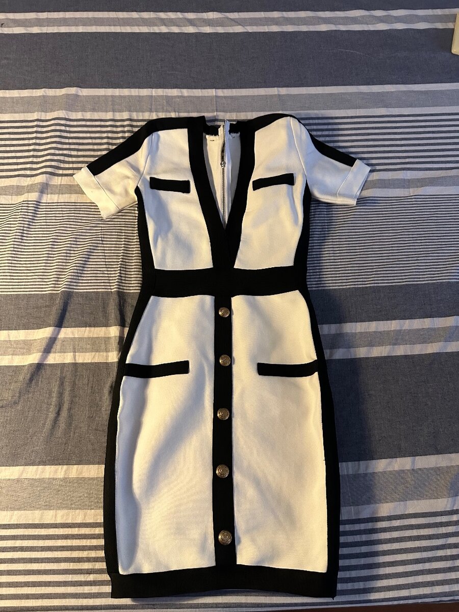 Robe blanche et noire à bandeaux