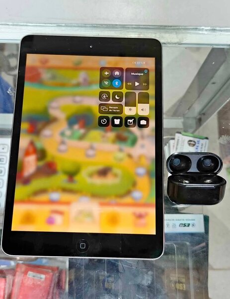 Tablette iPad et écouteurs