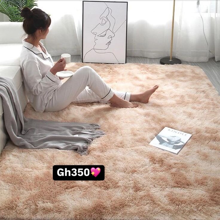 Fluffy carpet beige