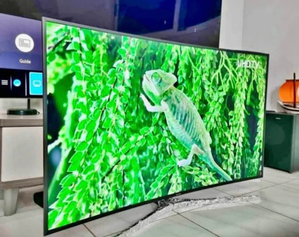 Téléviseur UHD incurvé