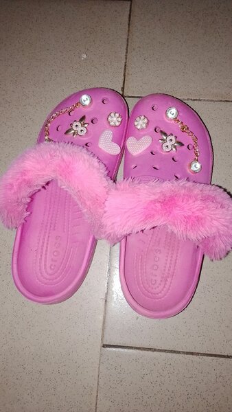 Crocs roses avec décorations