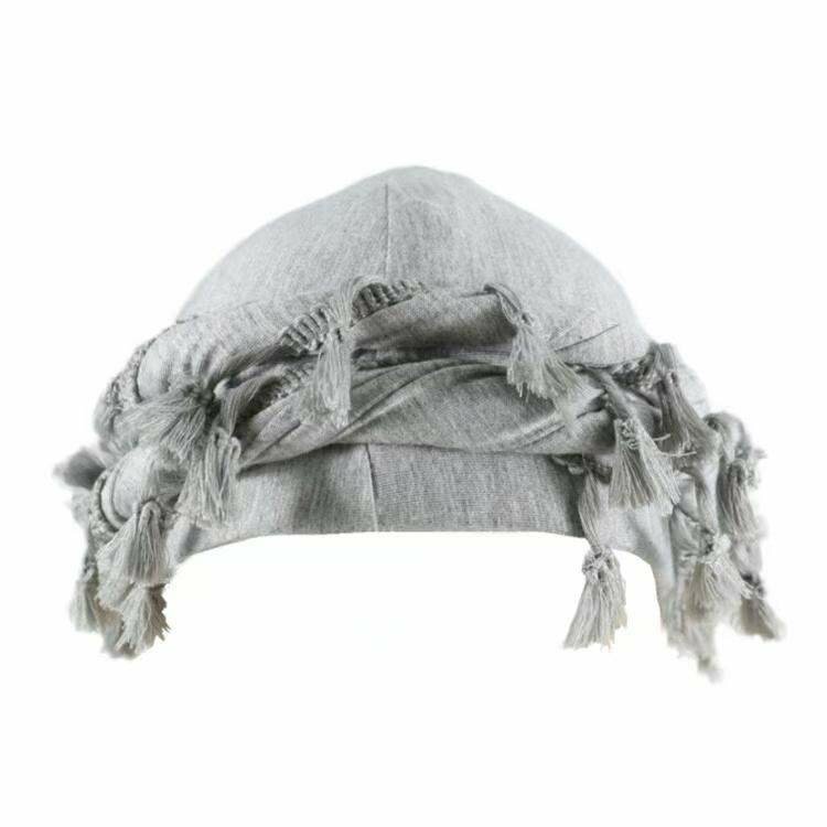 Chapeau décoratif avec pompons