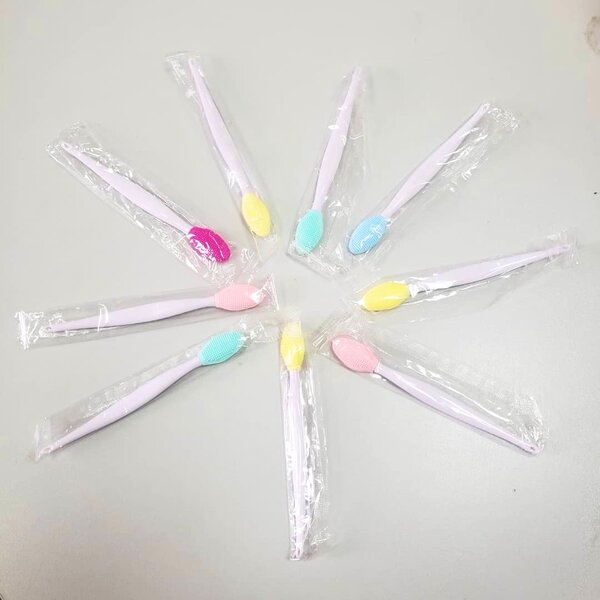 Lip brush