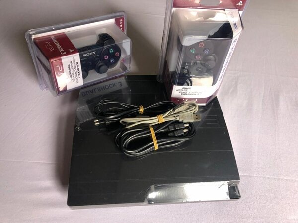 Ps3 Slim + 20 bon jeux intégrés +2  manettes