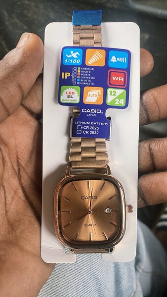 Montre Casio rétro dorée