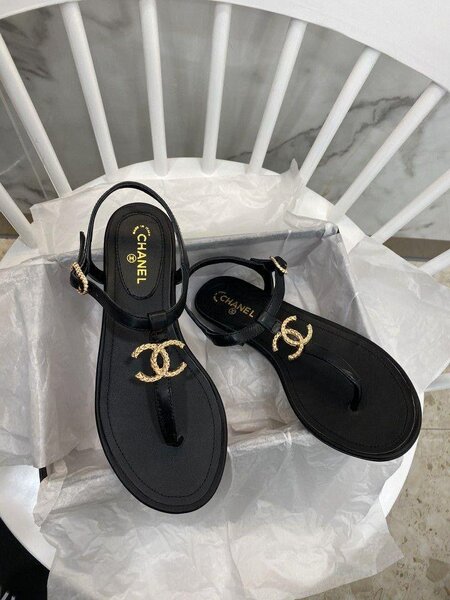 Flat sandal
