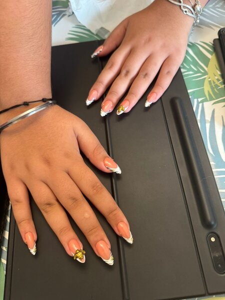 Adjo press on nail’s 