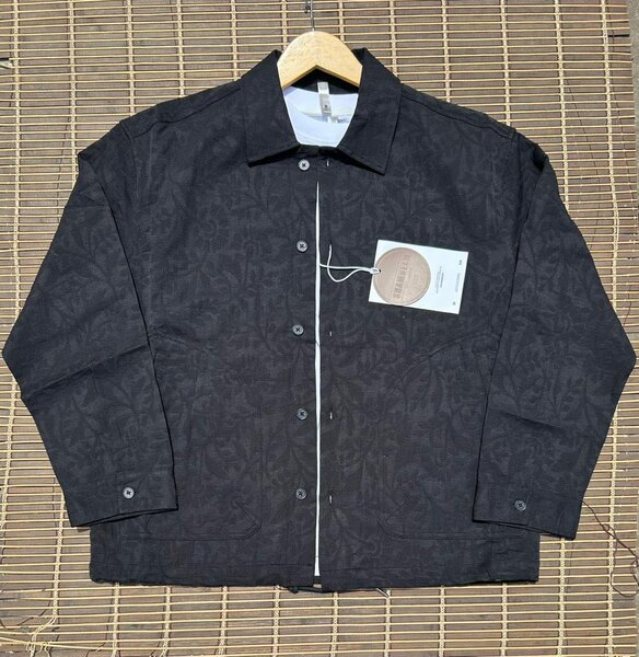 Veste noire à motif floral