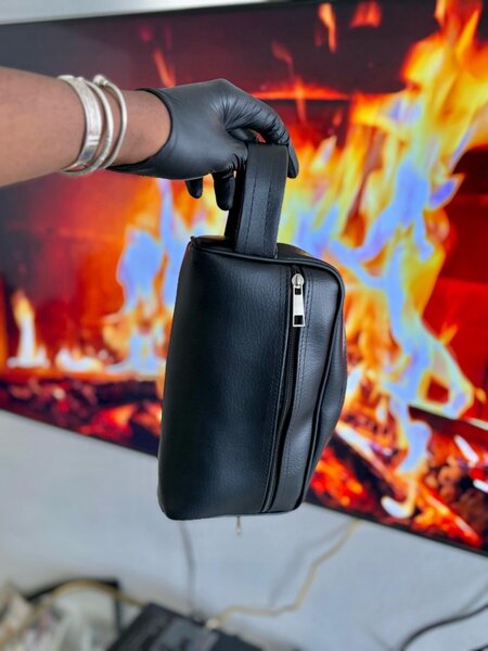 Pochette noire en cuir élégante