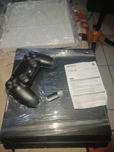 Console de jeu Sony PS4 craque