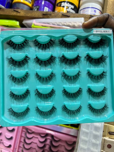 Faux cils