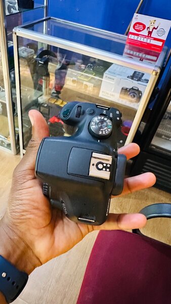 Canon 2000D 24MP