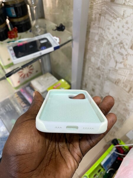 Coque en silicone pou iPhone13