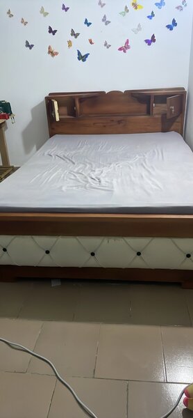 Lit en bois avec étagères intégrées