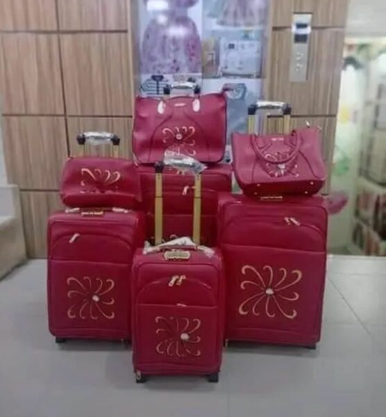 Ensemble de valises rouges élégantes