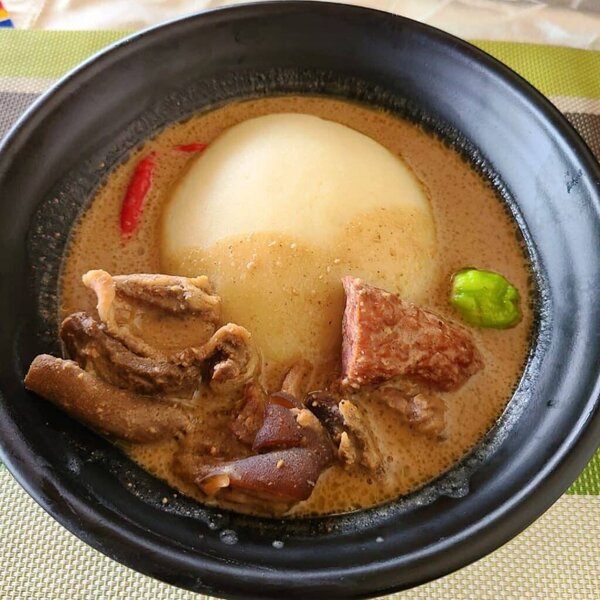 Plat de foutou sauce arachide