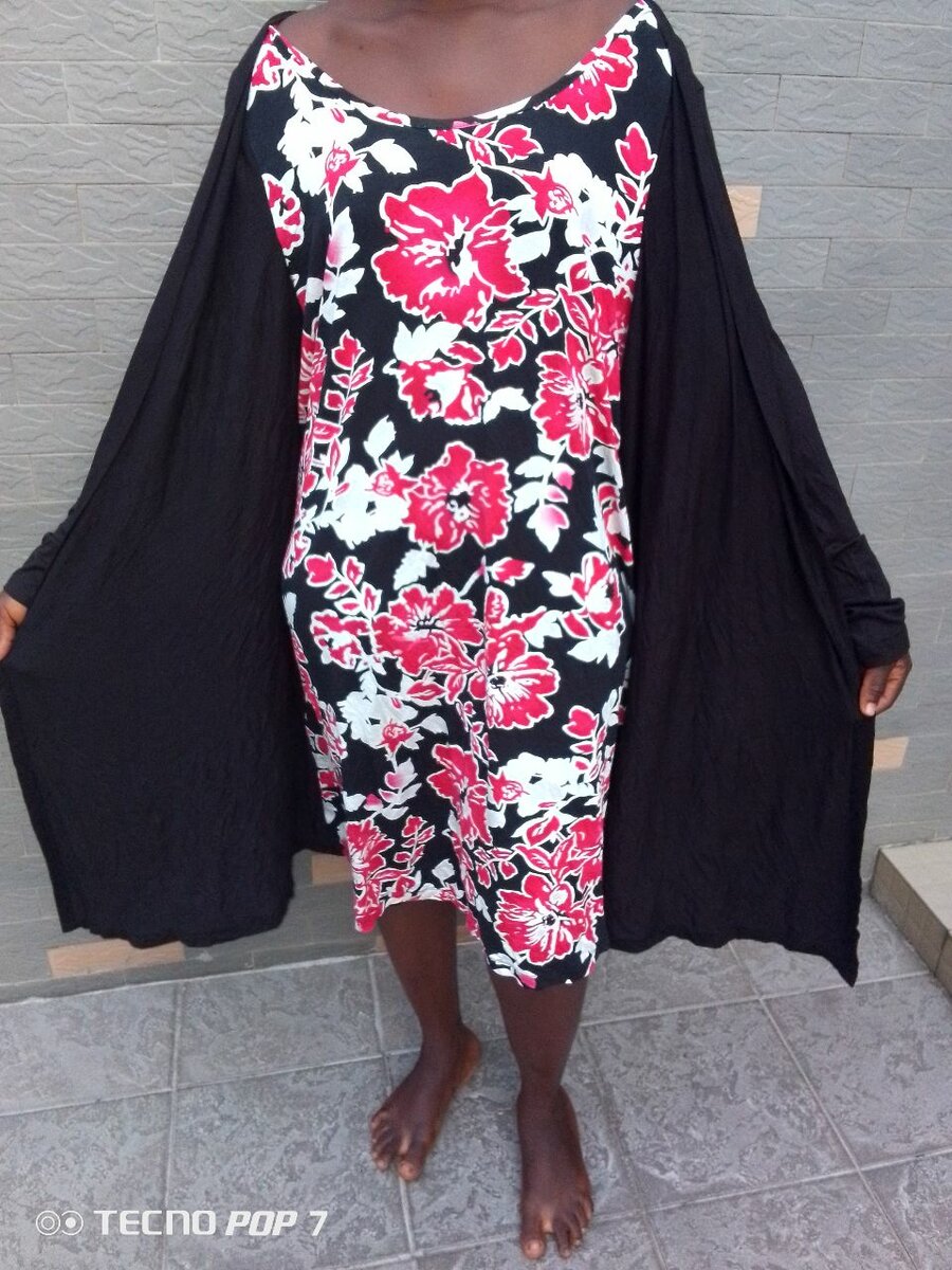 Robe élégante à fleurs et cape