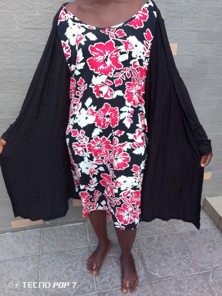 Robe élégante à fleurs et cape