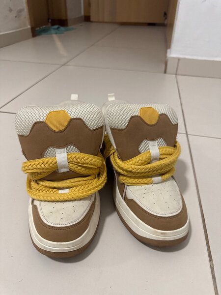 Sneakers tendance jaunes et bruns