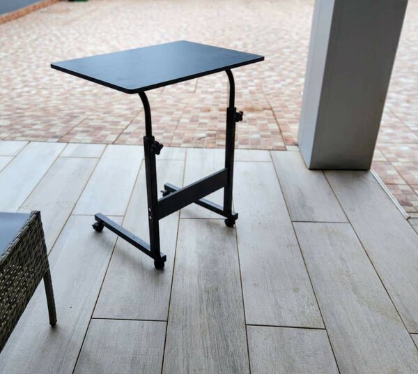 Adjustable laptop table