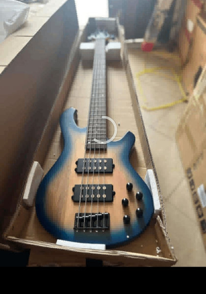 Base guitar