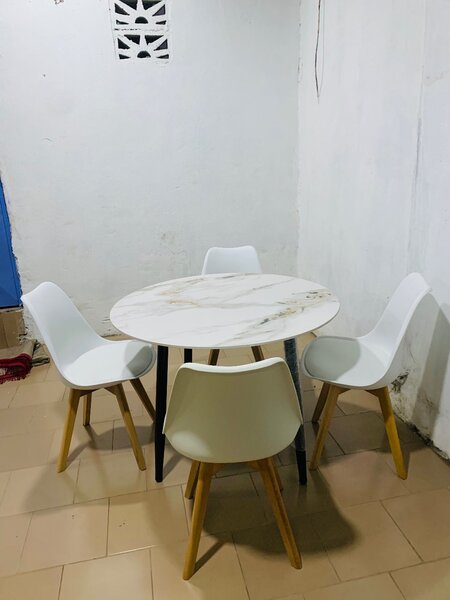 Table ronde avec 4 chaises en bois