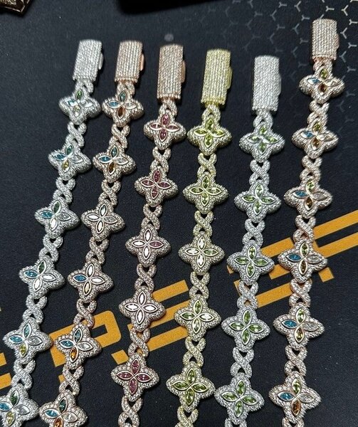 Bracelets en strass colorés