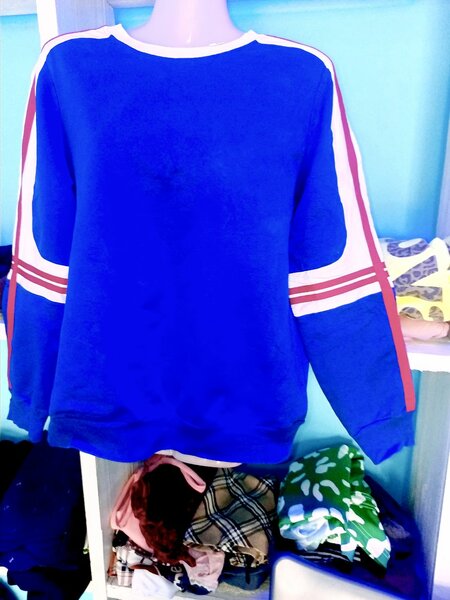 Sweatshirt