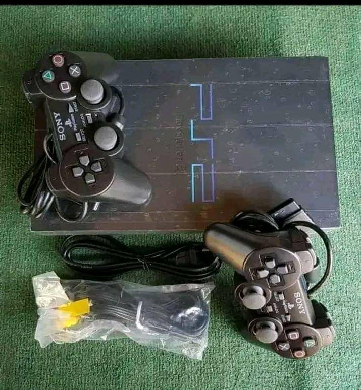 PS2 QUASI NEUF AVEC 20JEUX INSTALLÉ ET 2MANETTES