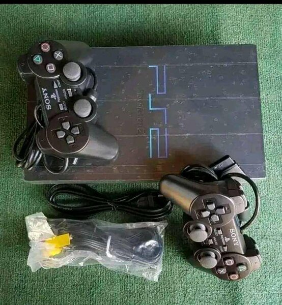 PS2 QUASI NEUF AVEC 20JEUX INSTALLÉ ET 2MANETTES