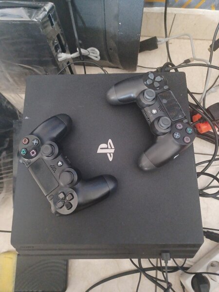 PS4PRO CRAQUE 19 JEUX +2MANETT