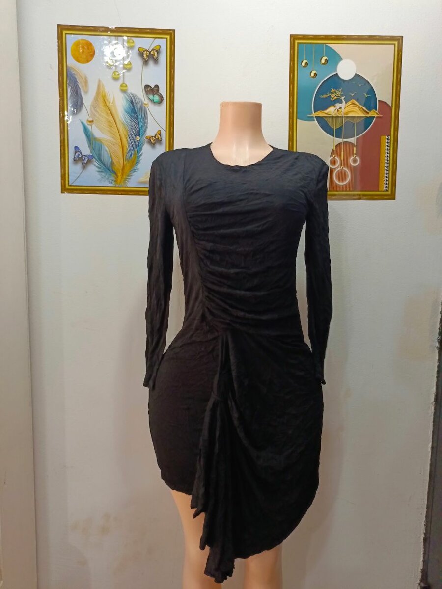 Robe Noire Élégante Drapée