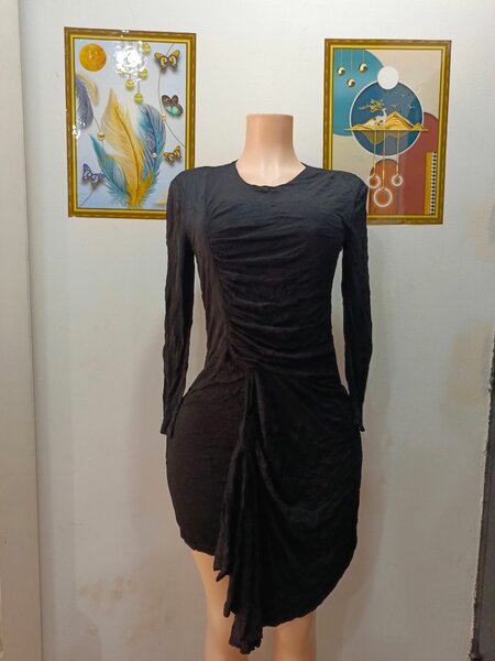 Robe Noire Élégante Drapée