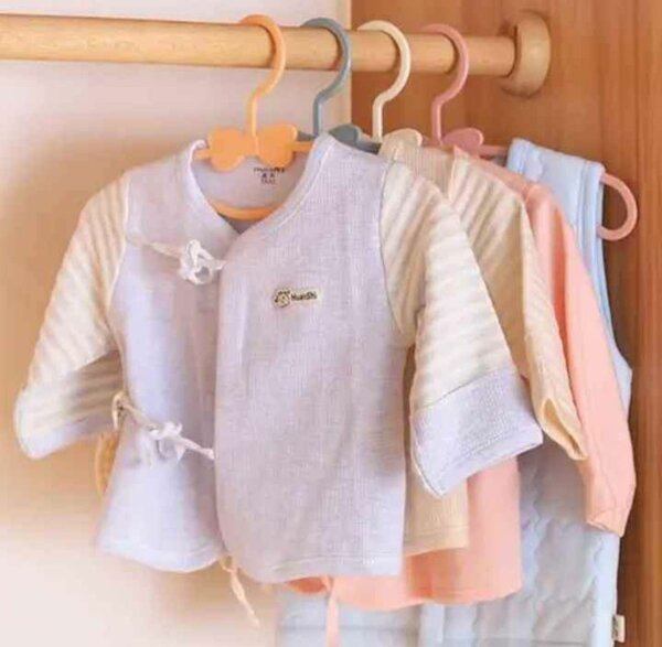 Lot de 06 Cintres enfants.