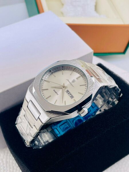 Montre en acier inoxydable élégante