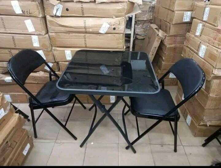 Table vitrée et chaises