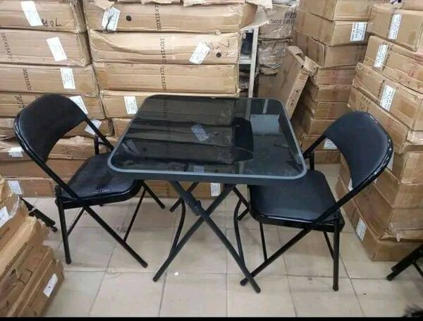 Table vitrée et chaises