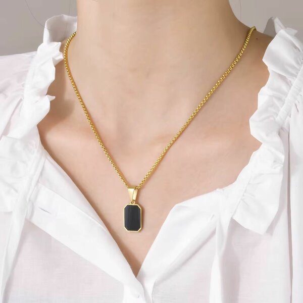 Collier pendentif élégant en or
