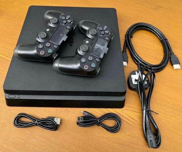 PS4 Neuf avec les 02 manettes dorigines