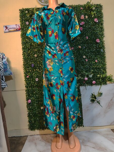 Robe longue fleurie en satin