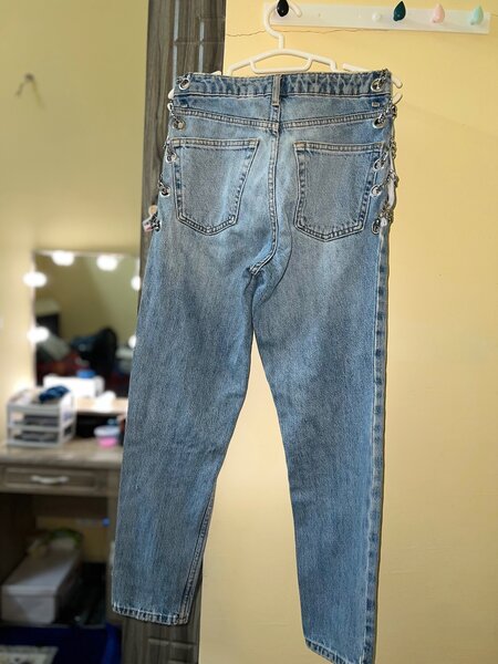 Pantalon jean à chaîne
