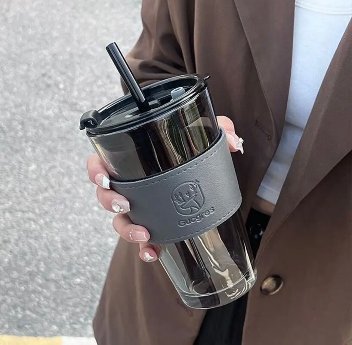 Glass tumbler with straw