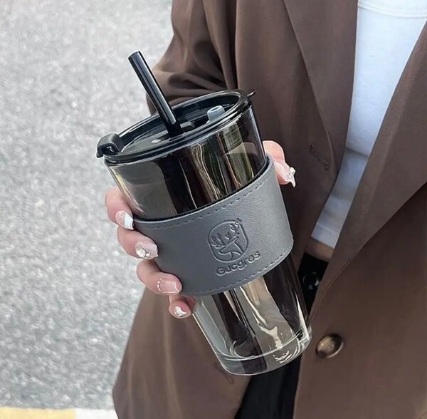 Glass tumbler with straw