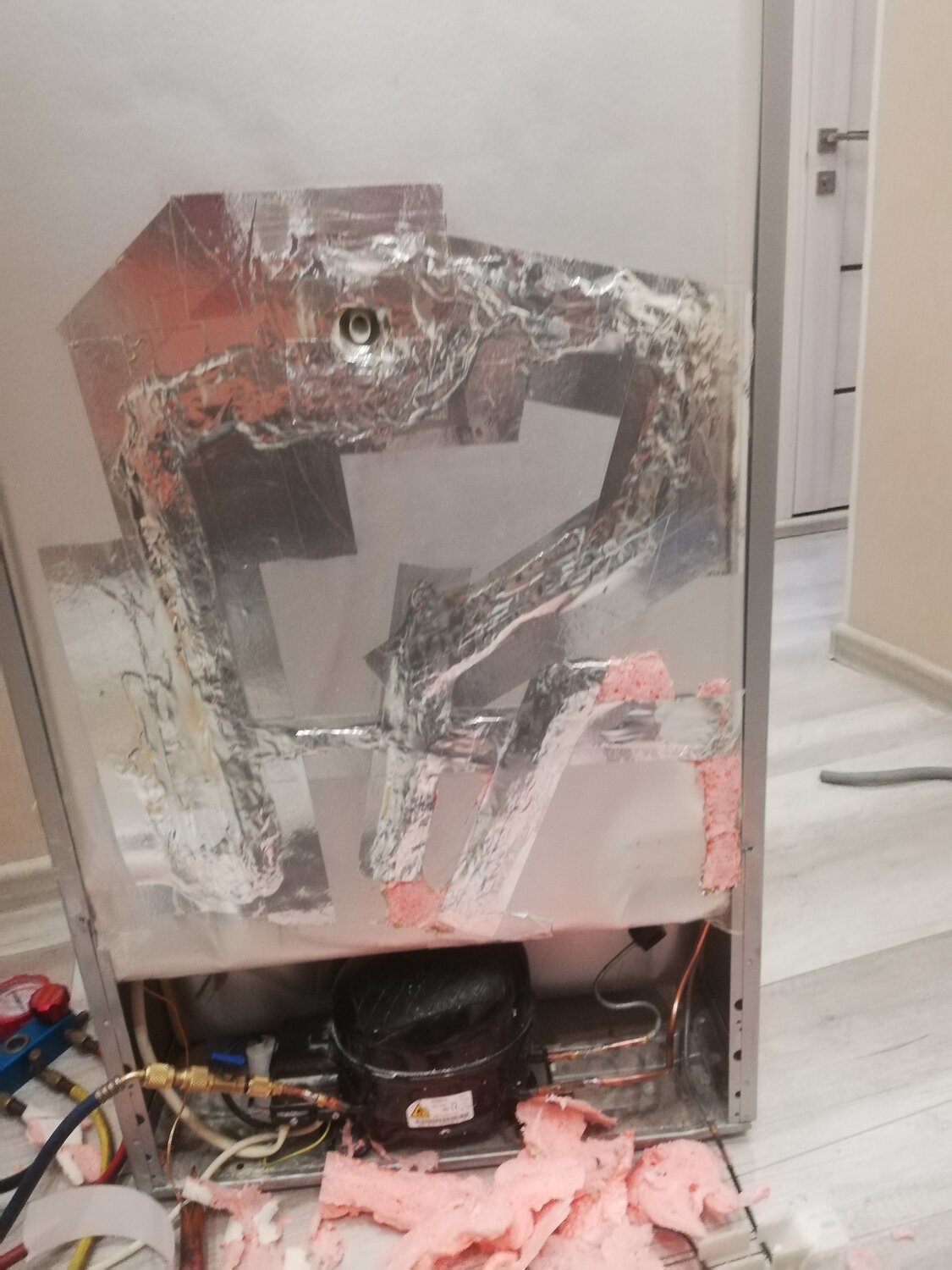 сломанный холодильник, бытовая техника, ремонт холодильников, холодильник в разборе, холодильник