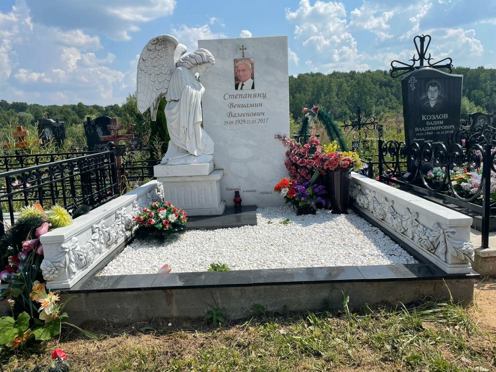 памятник могильный мрамор, красивые памятники на могилу, намогильные памятники ангелов, памятник из белого мрамора, памятник могила