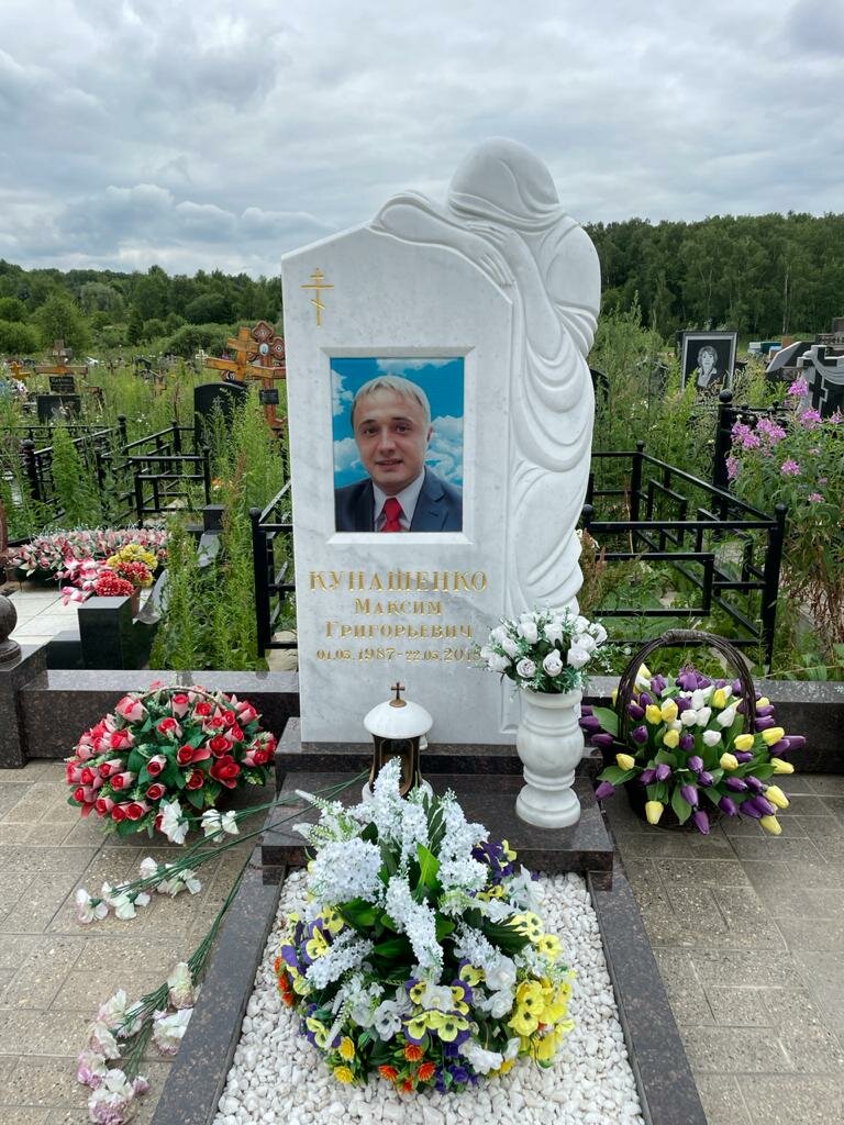 мраморный памятник, памятник, памятник из белого мрамора, памятник могила, мраморный памятник на могилу