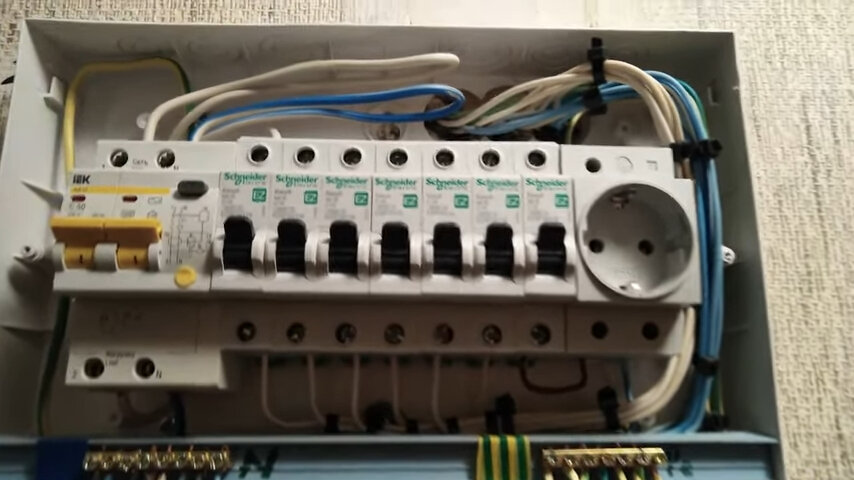 автомат в щитке, сборка электрощита, квартирный щиток, автомат в электрощитке, узо в щитке