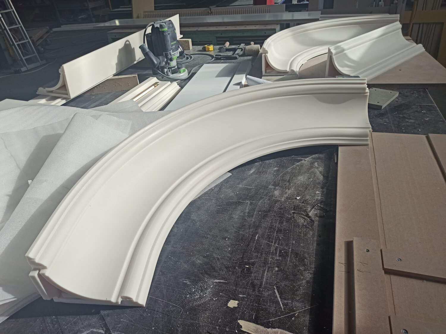 карниз из полиуретана, карниз гибкий из полиуретана, радиусный карниз, карниз 1.50.273 европласт, молдинг из полиуретана