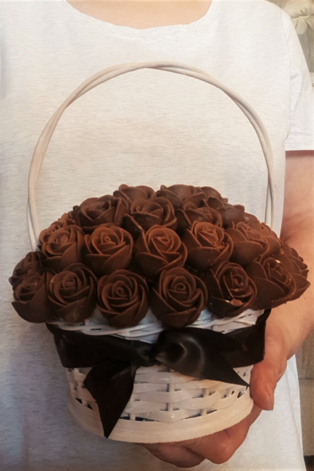 шоколадная корзинка, корзинка из 27 шоколадных роз choco story, корзина с шоколадными розами, букет из шоколадных роз, шоколадные розы букет