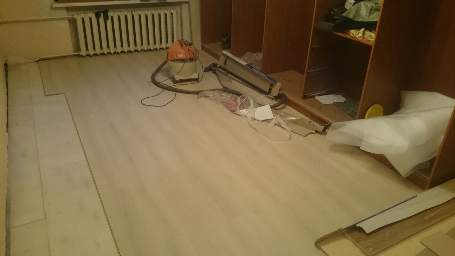 укладка ламинат, ламинат, ламинат на пол, выравнивание пола, положить ламинат